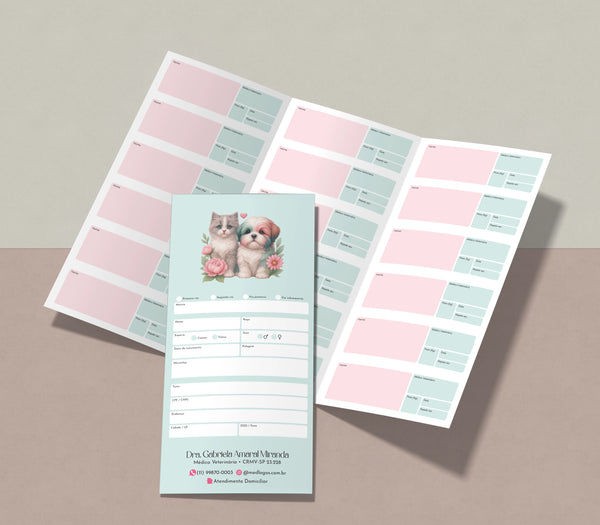 Cartão de vacina pet Maxi com duas dobras, espaço para 18 vacinas e acabamento gráfico refinado em papel MedFiber® 240g.