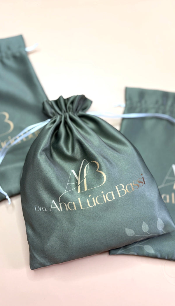 Bolsas de cetim premium para estética e skincare personalizadas para clínicas e consultórios. Brinde médico.