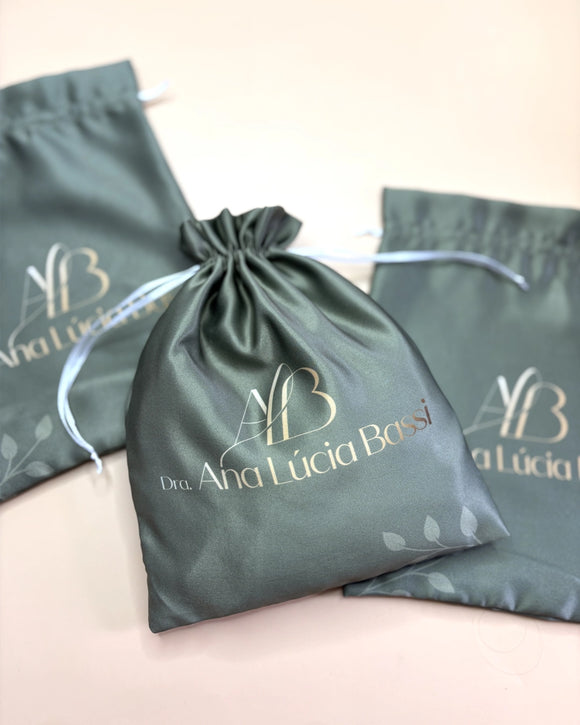 Bolsas de cetim premium para estética e skincare personalizadas para clínicas e consultórios. Brinde médico.
