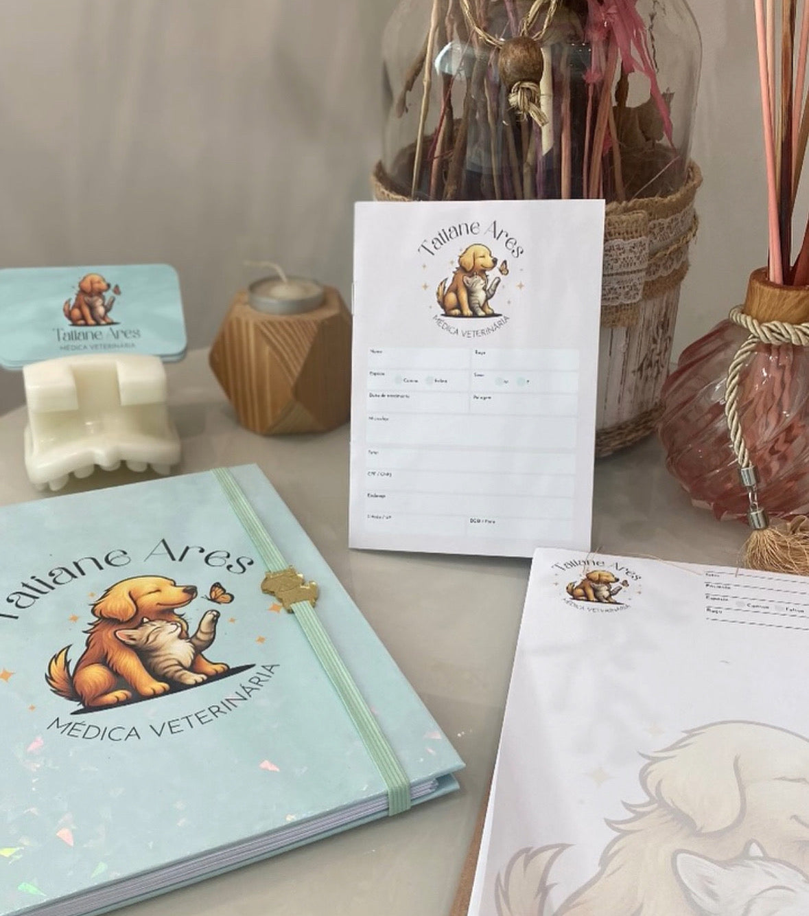 Gráfica completa para medicina veterinária. Papelaria, carteiras de vacina pet, receituários cartões de visita e fichas clínicas.