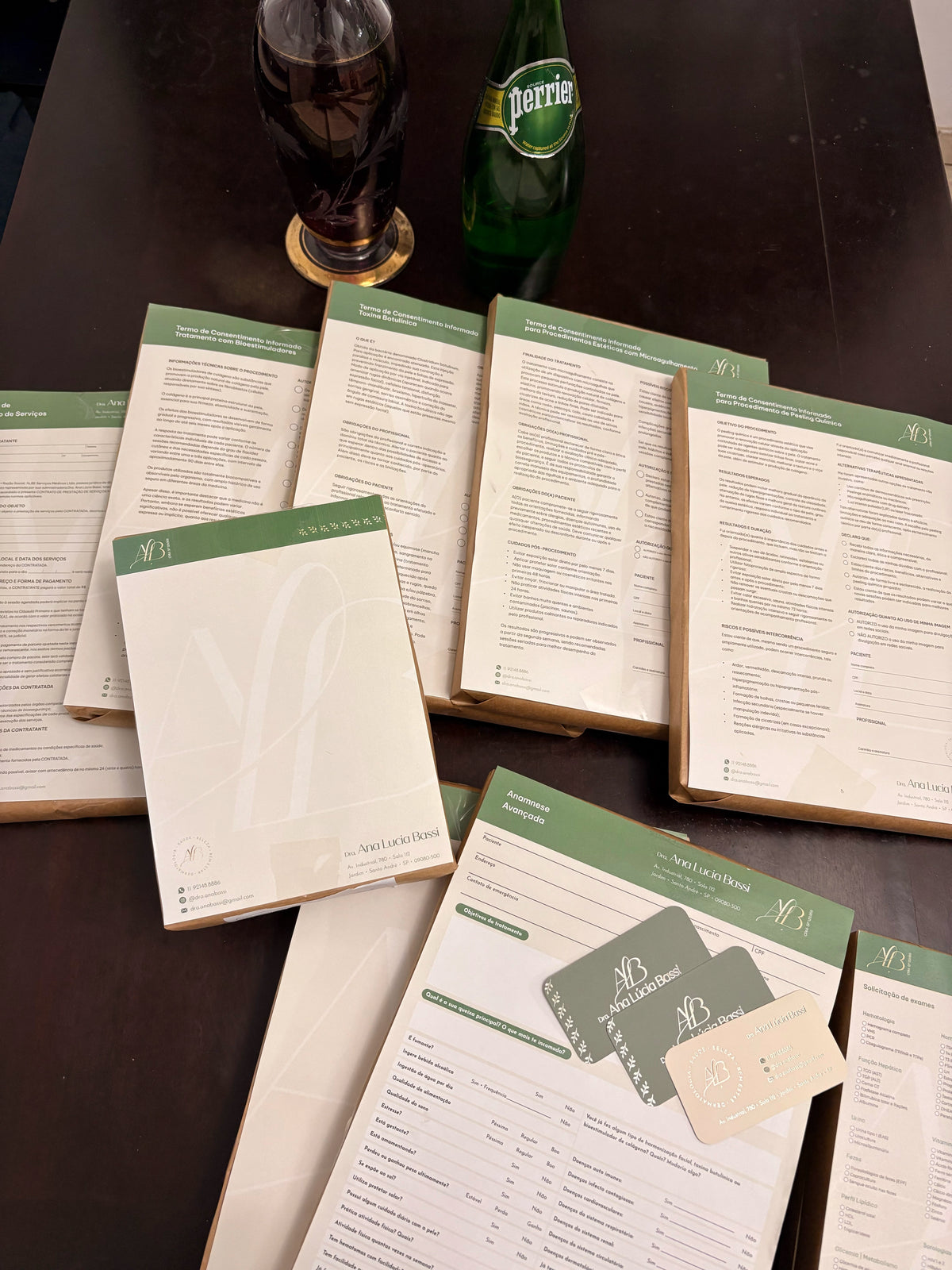 Papelaria completa para dermatologistas. Impressão gráfica e design.