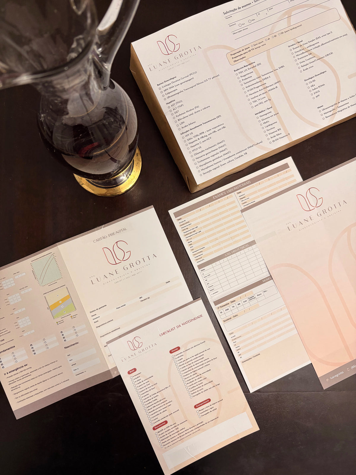 Cartão pré-natal da gestante para obstetras e papelaria gráfica completa para ginecologia e obstetrícia.